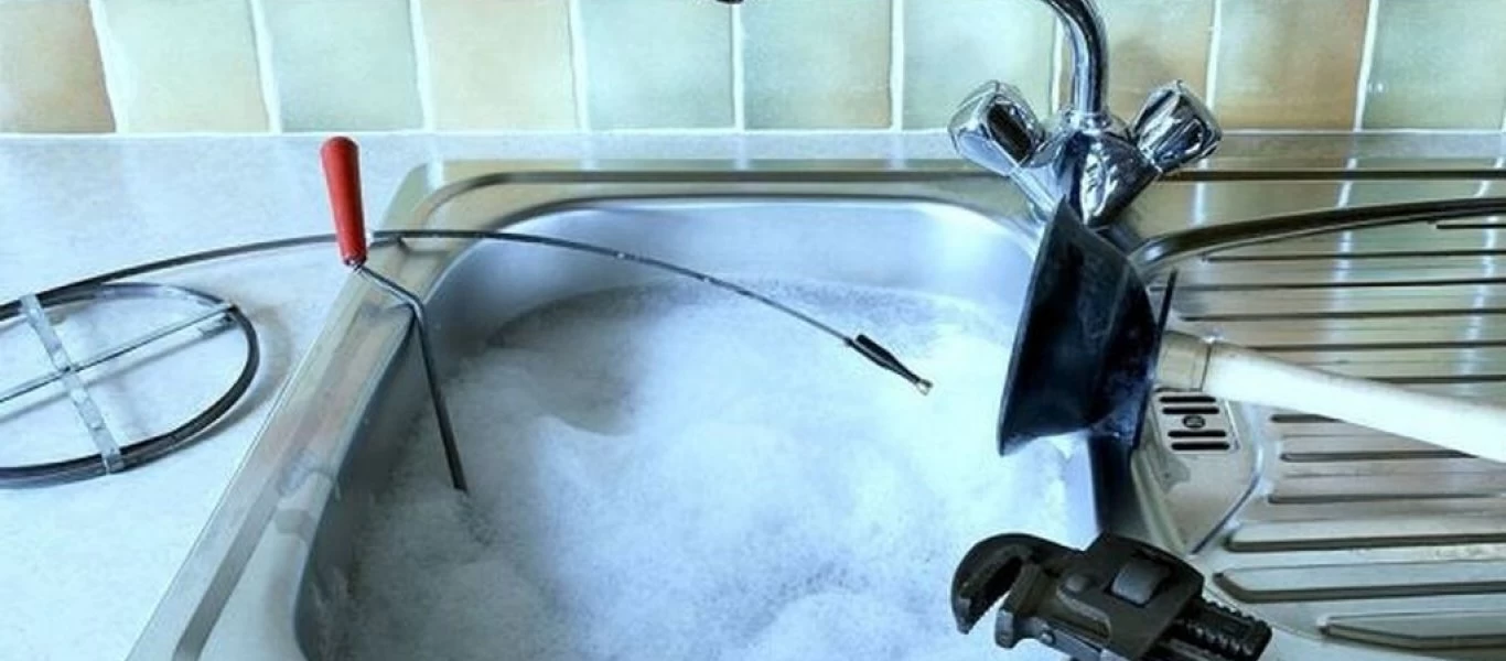 Mε αυτόν τον τρόπο θα ξεβουλώσεις τον νεροχύτη χωρίς ιδιαίτερες δυσκολίες